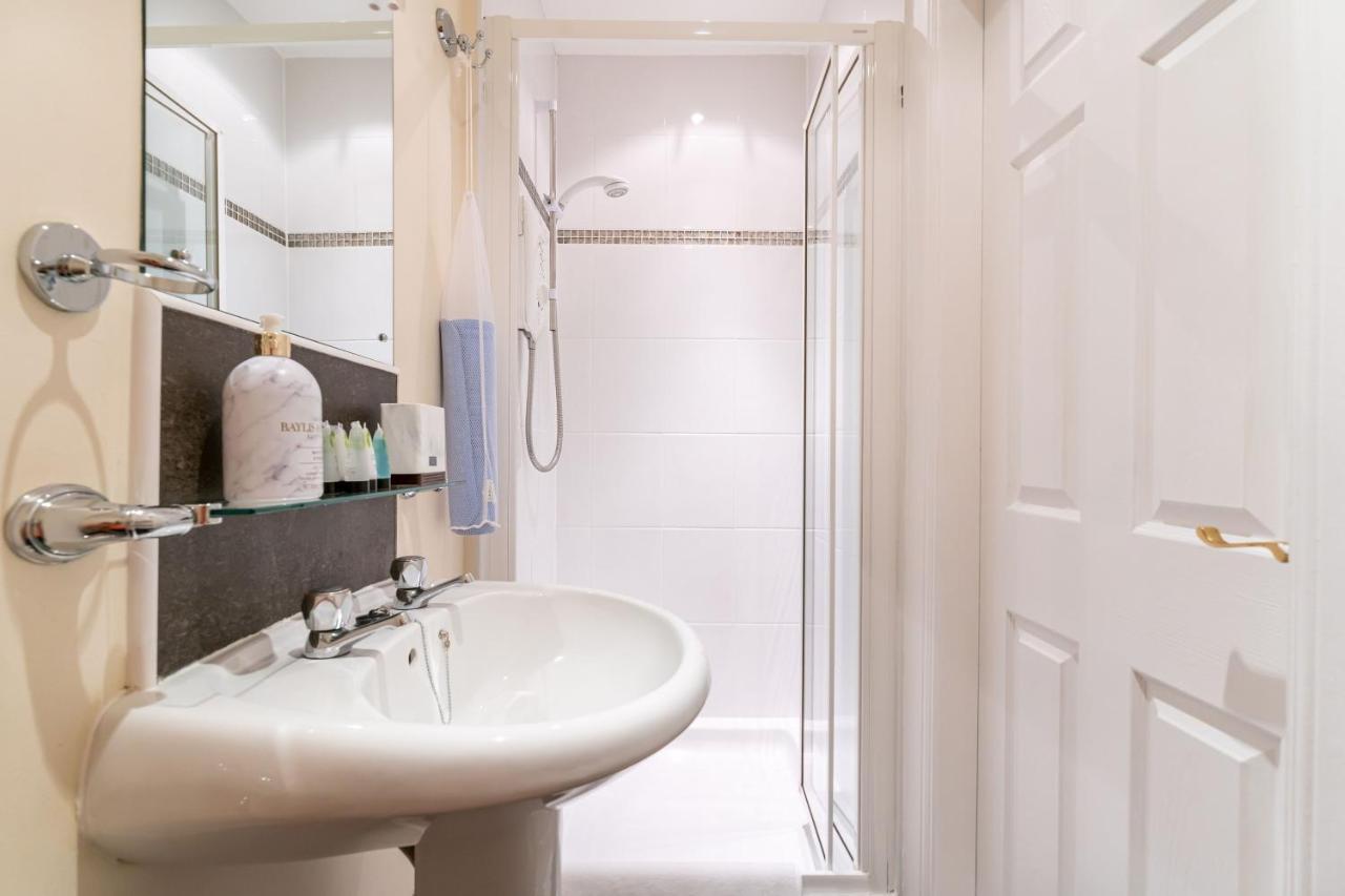 New Four Bedroom House - All Rooms Ensuite 斯特灵 外观 照片